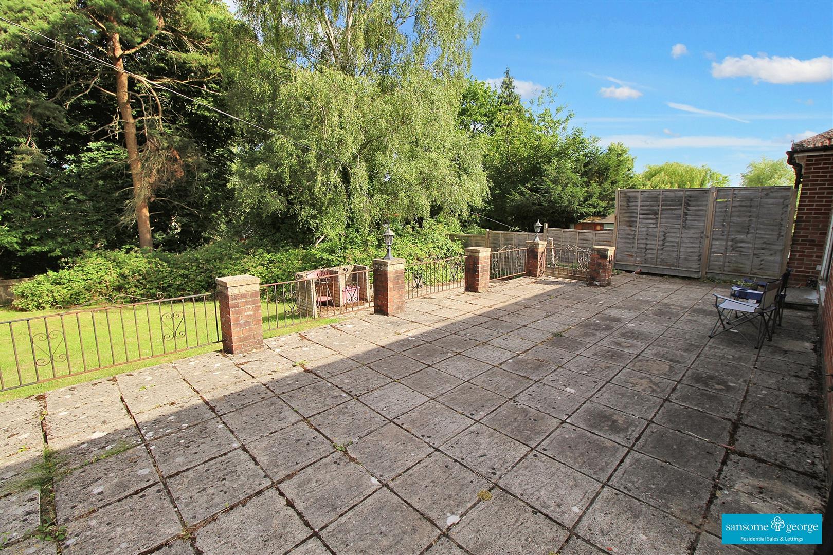 3 bed property in St. Saviours Road, Reading